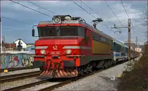 SŽ 363-035 zieht EC151 'Emona' durch Maribor-Tabor Richtung Ljubljana. /20.11.2015