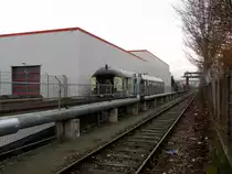 Das Verbindungsgleis zwischen Erfurt Ost und Erfurt Nord, am 02.01.2016 in Erfurt. Auf dem Gel�nde der Erfurter Gleisbau GmbH steht dr ehemalige britische Wachwagen 50 80 09- 40 051-7 P Bcmk. Dieser verkehrte bis 1991 im von der RTC betriebenen britischen Milit�rzug  The Berliner  zwischen Hannover und Berlin. Dieser Wagen verf�gt �ber eine K�che und wurde als Wachwagen der Milit�rpolizei in den Berliner Z�gen mitgef�hrt. http://www.british-berliner.org/ 