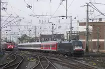 182 530 schiebt ihren RB-48-Ersatzzug aus dem Kölner Hbf Richtung Bonn-Mehlem (30.12.15).