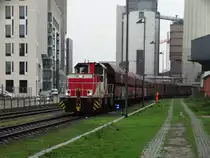 HFM Krauss Maffei MH05 D8 (98 80 0505 011-3 D-HFM) am 04.01.16 in Frankfurt am Mainova Kohlekraftwerk bei Rangieren von DB Cargo Wagen. Insgesamt sind es 44 Wagen und das Rangierspecktakel dauert den ganzen Tag da immer nur 10 Wagen vom Übergabebahnhof geholt werden könne und dann immer 4 Wagen auf einmal abgeladen werden können