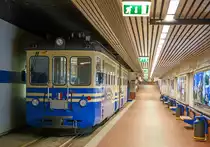 Gerade in die  Endstadtion Domodossola (unter dem FS Bahnhof) eingefahren und schon bereit zur Ausfahrt...
Der SSIF ABe 6/6 33  Sempione  , ex FLP ABe 4/6 12 (Umbau erfolgte 1979), am 27.12.2015.in Domodossola.

1968 beschaffte die Ferrovia Lugano–Ponte Tresa (FLP) drei Gelenktriebwagen vom Typ ABe 4/6, das heißt mit erster und zweiter Wagenklasse sowie vier angetriebenen Achsen von insgesamt sechs Achsen. Sie erhielten bei der FLP die Nummern 10–12. Die Triebwagen entsprachen weitgehend den 1963 an die FART gelieferten ABFe 6/6 31–32, bei denen allerdings alle drei Drehgestelle angetrieben waren und zudem ein Gepäckabteil vorhanden war.

Die Triebwagen waren im Unterschied zum bestehenden Rollmaterial der FLP mit Druckluftbremse und automatischer GF-Kupplung vom Tramtyp (GFT) ausgerüstet.

Die ABe 4/6 wurden 1977 (Nr. 12) und 1978 (Nr. 10 und 11) an die SSIF verkauft, die ihre elektrische Ausrüstung und die Kupplungen in der FART-Werkstätte Locarno den FART-ABDe 6/6 31–32 angleichen. sowie ein WC einbauen ließ, und sie als ABe 6/6 33–35 zwischen 1979 und 1980 wieder in Betrieb nahm. 

Die Gelenktriebwagen wurden von Schindler Waggon in Pratteln hergestellt, die elektrische Ausrüstung lieferte die BBC-Tochter Tecnomasio Italiano Brown Boveri (TIBB). Der zweigeteilte Wagenkasten stützt sich in der Mitte unter dem Kastengelenk auf einem Jakobsdrehgestell ab. Die Ergänzung der elektrischen Ausrüstung, die die SSIF 1979/80 einbaute, lieferte ebenfalls die TIBB.

Technische Daten:
Spurweite: 1.000 mm
Achsfolge: Bo' Bo' Bo'
Länge über Puffer: 25.000 mm
Gewicht: 45.5 t
Stundenleistung:  732 PS
Höchstgeschwindigkeit: 60 km/h
Fahrleitungsspannung: 1.200 V DC (=)
Inbetriebssetzung: 1968 (Umbau 1977 - 1980)
