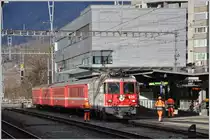 RE1342 mit Ge 4/4 II 624  Celerina/Schlarigna  in Landquart. (05.01.2016)