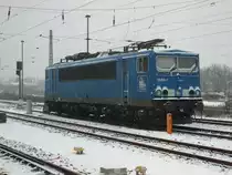 Am 05.01.2016 stand die 155 045 (155 238) bei minus 5°C im verschneiten Stendal abgestellt.
