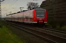 Nachschuß auf den 425 578-0 als RE6a auf dem Weg zum Flughafen Köln/Bonn.
Allerheiligen den 22.12.2015