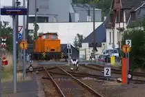 In Blankenstein an der Saale geht es am 20.08.2013 noch sehr rustikal zu. Viele Handweichen und ein mechanischer Bahnübergang sind sehr arbeitsintensiv, daher gibt es zwei Fahrdienstleiter im Bahnhof Blankenstein. Werklok 4 , V 60 (Ost), LEW Baujahr 1979, kommt über das Werksgleis von der ZPR zum Bahnhof Blankenstein. Die V 60 Ost fährt zur Abstellung um Wagen abzuholen. Die V 60 in Blankenstein war nie eine  Reichsbahnerin , sie wurde direkt von LEW an die Zellstofffabrik geliefert. Blankenstein/Saale - 20.08.2013