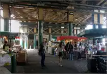 Die Zügen fahren obendrüber -

Die Flächen unter und neben den Brücken des Gleisdreieckes westlich der Station London Bridge werden als Markt genutzt.

30.06.2010 (M)

