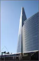 Der Zug nur eine Randerscheinung (zumindest im Bild) -

Der 310 Meter hohe Wolkenkratzer Shard steht direkt im Bereich des Bahnhofes London Bridge. Der Bereich im Geschäften und Restaurants hat direkten Zugang zur Wartehalle des Bahnhofes London Bridges. 

Die oberste Aussichtsplattformen liegen in ca. 230 Meter Höhe. Wenn die exorbitanten Eintrittspreise nicht abschrecken, können sie auch als Fotostandpunkte für die Bahnstrecken im nähren Umfeld dienen. Neben der Aussicht auf London natürlich.

30.06.2015 (M)