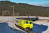 Der  Staubsauger  Re 456 018  Akademie St.Gallen  schiebt am Voralpenexpress der geführt vom  Staubsauger  Re 456 017  Ein Hauch Fernweh  auf dem Weg nach St.Gallen bei Altmatt vorüberfährt.Bild vom 5.1.2016