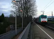 Die Cobra 2817 kommt die Kohlscheider-Rampe hoch aus Richtung Neuss,Herzogenrath mit einem langen  Mercedes-Zug aus Gelsenkirchen-Bismarck nach Zeebrugge-Ramskapelle(B) und fährt durch Kohlscheid in Richtung Richterich,Laurensberg,Aachen-West. 
Aufgenommen vom Bahnsteig 2 in Kohlscheid.
Bei Sonne und Wolken am Morgen vom 5.1.2016.