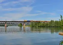 193 821 mit einem Containerzug am 22.07.2015 bei Regensburg-Prüfening. 