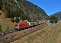 1216 021 mit einem Güterzug am 24.11.2015 bei Brennero. 