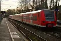 Nachschuß auf eine nach Koblenz fahrende RE8 in Stommel, an dessen Ende der 425 040-3 am Samstag 05.12.2015 zu sehen ist.