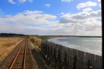 Mit der Hanasaki-Linie, der östlichsten Bahnlinie Asiens, ans Meer: wie Seidenpapier schwebt der Pazifik im ständigen Wind auf die Bahnlinie zu. Bei Ochiishi, 26.Oktober 2015. 
