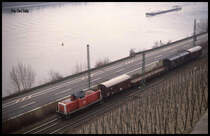 213336 kam mir am 10.3.1993 um 11.05 Uhr mit der Übergabe 77806 nach Koblenz auf der linken Rheinseite bei Boppard vor die Linse.