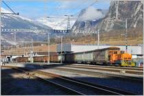 Tm 2/2 93 hat ordentlich zu tun mit all den Valserwasserwagen. Untervaz-Trimmis. (05.01.2016)