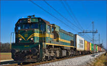 SŽ 664-113 zieht Containerzug durch Cirkovce-Polje Richtung Koper Hafen. /23.12.2015