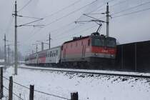 1144 007 ist mit einigen City Shuttle Wagen auf den Weg von Wörgl nach Salzburg. Aufgenommen in Pfarrwerfen am 3.1.2016.
