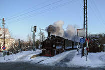 Am 30.12.2005 war der Traditionszug der Harzer Schmalspurbahn auf dem Weg von Wernigerode zum Brocken. Hier wurde er am Haltepunkt WR Hochschule Harz (frher: Kirchstrae) abgelichtet. Vielen Dank an Wolfgang Schrade fr das umfangreiche Nachbearbeiten des bereits verloren geglaubten Bildes