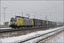 189.926 durchfährt am 05.01.16 mit OMFESA Ganzzug den Bhf. Gramatneusiedl.