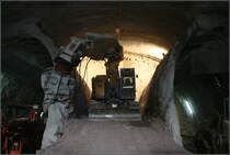 Schweres Gerät für den Tunnelbau -

Zunächst werden hier zwei seitliche Ulmenstollen vorangetrieben und mit Spritzbeton gesichert. Dann wird der Teil dazwischen ausgebrochen. Die Spritzbetonbögen auf der Innenseite werden dann wieder abgebrochen. Die Bauweise nennt sich Neue Österreichische Tunnelbauweise (NÖT).

Tage der offenen Baustelle, 06.01.2016 (M)


