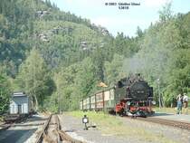 99 731 mit Personenzug aus Zittau f�hrt am 15.07.2003 im Bahnhof Kurort Oybin ein, im Hintergrund der Ameisenberg.