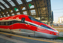 
Sieht er nicht einfach gut und windschnittig aus....
Der ETR 400 besser bekannt auch als  Frecciarossa 1000  

Hier Detail der Zugspitze vom ETR 400.21 der Trenitalia am 29.12.2015 im Bahnhof Milano Centrale (Mailand Zentral).