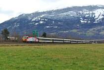 Hfner-Narrenfahrt 2016; Leider streikte die Kamera, so dass dieses das  beste  Bild blieb; Die SOB fhrt jedes Jahr diesen Extrazug quer durch die Ostschweiz, die Wagen gehren der SBB;
Re 446 016-8, A EWI NPZ 50 85 18-35 100-4, B(pm51) 50 85 21-73 413-9, D ex. SNCF 50 85 92-75 319-0, B(pm51) 50 85 21-73 322-2 und 402-2, D ex. SNCF 50 85 92-75 311-7 und B(pm51) 50 85 21-73 342-0 
in der Schlaufe bei Sargans, 06.01.2015.