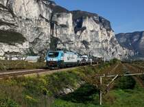 Die EU 43 002 mit einem Güterzug am 24.10.2015 unterwegs bei Mezzolombardo.