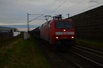 Mit einem leeren Autotransportwagenzug kommt die 152 009-7 vor meine Linse in Allerheiligen am 22.12.2015