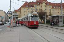 Wien Wiener Linien SL 67 (E2 4085) Neilreichgassse / Raxstraße (Hst. Raxstraße) am 11. Oktober 2015. 