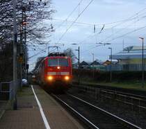 111 128 DB kommt die Kohlscheider-Rampe hoch aus Richtung Neuss,Herzogenrath mit dem RE4 aus Dortmund-Hbf nach Aachen-Hbf und hält in Kohlscheid und fährt dann weiter in Richtung Richterich,Laurensberg,Aachen-West,Aachen-Schanz,Aachen-Hbf.
Aufgenommen vom Bahnsteig 2 in Kohlscheid.
Bei Wolken am Morgen vom 6.1.2016.