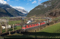 Re 6/6 11684 zieht am 5. Januar 2016 zusammen mit einer Re 4/4 II einen Güterzug oberhalb Erstfeld bergwärts.