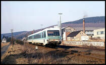 628328 verläßt am 10.3.1993 um 14.24 Uhr VT 628328 als Zug 6833 Unnau Korb in Richtung Limburg.