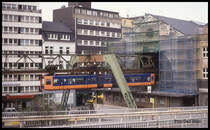 Schwebebahn in Wuppertal - Elberfeld nach Vohwinkel am 24.3.1993. Heute werden diese Wagen bereits veräußert und gehören zum alten Eisen!