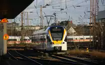 Ein Nachschuss von der Eurobahn  ET 7.05 der als RE13  aus Düsseldorf-Hbf nach Hamm-Westfalen(Hbf) bei der Abfahrt in Richtung Mülheim(Ruhr)Hbf.
Aufgenommen vom Bahnsteig 8 in Duisburg-Hbf.
Bei Sonnenschein am Vormittag vom 10.1.2016.  