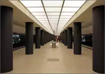 An prominenter Stelle -

Unter dem Pariser Platz befindet sich der U-Bahnhof Brandenburger Tor. Dieser ist der erste in bergmännischer Bauweise erstellte U-Bahnhof in Berlin. Hier kann zur ebenfalls unterirdischen Nord-Süd-S-Bahn umgestiegen werden. Die Lücke von hier bis zum Alexanderplatz mit drei Zwischenstationen ist in Bau und soll 2020 in Betrieb gehen nach 10 Jahren Bauzeit.

Der 2009 eröffnete Abschnitt Hbf - Brandenburger Tor als U55 sollte eigentlich schon 2006 zur Fußball-WM fertig sein. Wassereinbrüche hier am Brandburger Tor verzögerten allerdings die Fertigstellung.

16.08.2010

