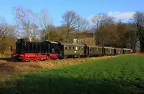 DB V 36 412 (Bj. 1950, MaK) Eisenbahn-Tradition e.V. vor Sonderzug „Kiepenkerl-Express“ Tecklenburg – Westerkappeln, bestehend aus zweiachsigen Nebenbahn–Personenwagen der Bauart Hannover Ci-25 --> am Schluss des Zuges Triebwagen VT 03 der Teutoburger Wald-Eisenbahn TWE (Bj. 1926, Wegmann & Co. Kassel), ex KBS 222g Ibbenbüren – Hövelhof, fotografiert in Tecklenburg auf der Hinfahrt zum ehemaligen Bf. Tecklenburg, am 17.01.2015