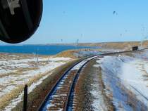 Hanasaki-Linie - Triebwagen KIHA 54 519 erreicht von Nemuro herkommend die einsame Pazifikküste von Bettoga, 19.Februar 2009. 