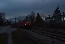 Kurz bevor es am frühen Abend des 11.01.16 völlig finster wurde, konnte 245 014-6 mit ihrem Doppelstockzug nach Mühldorf in Poing fotografiert werden. Im Hintergrund machen ein Linienbus und sein Fahrer gerade eine kurze Pause.