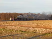 Mit ca. 3 Stunden Verspätung kam dann der Sonderzug nach Warstein doch noch mit der Dampflok 78 468. Nach dem das Wasser ausging kam die V36 412 vor dem Zug und zog ihn bis später die WLE 44 nochmals vor die V36 412 das Gespann für die Steigung bis Warstein verstärkte. Hier durchfährt der Zug gerade Anröchte.

Anröchte 09.01.2016