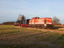 Mit 3 Stunden Verspätung kam der Sonderzug nach Warstein durch Anröchte gefahren.
Nach dem der 78 468 das Wasser ausging zog die V36 412 den Zug weiter, später kam die WLE 44 als Verstärkung als Vorspann vor dem Zug um die Steigung bis Warstein zu erklimmen.

Anröchte 09.01.2016