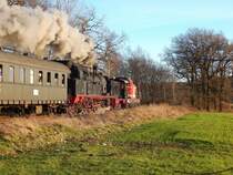 Nachschuss auf das 3er Gespann. Nachdem der 78 468 das Wasser ausging zog die V36 412 den Zug weiter als die WLE später als Verstärung Vorspann leistete. Mit 3 Stunden Verspätung und einer wohl ziemlich abenteuerlichen Reise kam der Sonderzug durch Anröchte gefahren.

Anröchte 09.01.2016