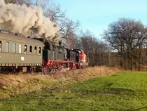 Nachschuss auf das 3er Gespann. Nachdem der 78 468 das Wasser ausging zog die V36 412 den Zug weiter als die WLE später als Verstärung Vorspann leistete. Mit 3 Stunden Verspätung und einer wohl ziemlich abenteuerlichen Reise kam der Sonderzug durch Anröchte gefahren.

Anröchte 09.01.2016