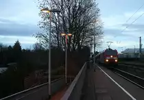 185 183-1 DB kommt die Kohlscheider-Rampe hoch aus Richtung Neuss,Herzogenrath mit einem langen Suzuki-Autozug aus Gelsenkirchen-Bismarck(D) nach Zeebrugge-Pelikaan(B) und fährt durch Kohlscheid in Richtung Richterich,Laurensberg,Aachen-West.
Bei Regenwolken am Morgen vom 11.1.2016.