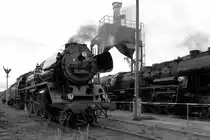 Bahnbetriebswerkstimmung in Berlin Schöneweide.
Die 52 8177-9 unter der Besandungsanlage  und die 03 2155-4 vor ihrem Personenzug, so gesehen am 19.09.2015 beim 12. Eisenbahnfest Berlin Schönweide.
