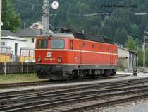 1044 126-9 wartet am 07.Juni 2003 im Bahnhof Selzthal auf den nchsten Einsatz