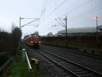 Die Rhein Niers Bahn (RB33) kommt die Kohlscheider-Rampe hoch aus Duisburg-Hbf,Heinsberg-Rheinand nach Aachen-Hbf und hält in Kohlscheid und fährt in Richtung Richterich,Laurensberg,Aachen-West,Aachen-Schanz,Aachen-Hbf. 
Aufgenommen von Bahnsteig 2 in Kohlscheid.
Bei Regenwetter am Nachmittag vom 11.1.2016.