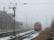 Am 11.01.2016 wartete die 232 428 von DB Schenker Rail, jetzt (wieder) DB Cargo, im Bahnhof Grimmen auf den Rangierbegleiter, mit dem Sie sich zum Grimmener Schützenplatz aufmachte um einen Ganzzug, bestehend aus Tds-Wagen, welcher am morgen ebenfalls von einer 232/233 nach Grimmen gebracht wurde, abzuholen. 