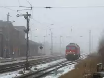Am 11.01.2016 wartete die 232 428 von DB Schenker Rail, jetzt (wieder) DB Cargo, im Bahnhof Grimmen auf den Rangierbegleiter, mit dem Sie sich zum Grimmener Schützenplatz aufmachte um einen Ganzzug, bestehend aus Tds-Wagen, welcher am morgen ebenfalls von einer 232/233 nach Grimmen gebracht wurde, abzuholen. 