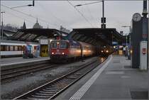 Eher in Skandinavien würde man um 9:32 diese dunkle Stimmung vermuten, wären da nicht Re 421 379-9 und Re 4/4<sup>II</sup> 11245. Erstere bringt den Nachtzug aus Österreich in die Abstellung. Zürich, Dezember 2015.